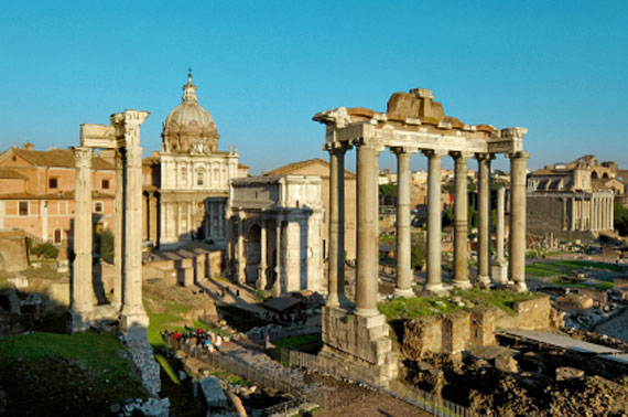 Italien, Rom - das Forum Romanum mit dem Tempel des Vespasian im Vordergrund ( Urlaub, Reisen, Lastminute-Reisen, Pauschalreisen )