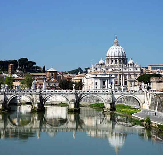 Italien, Rom, Vatikan - Engelsbrücke und Petersdom  (Urlaub, Reisen, Last-Minute-Reisen)