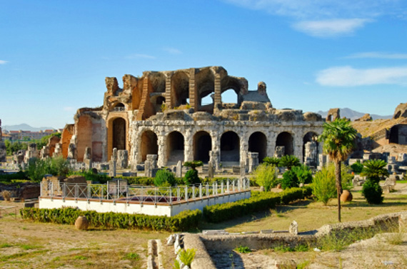 Italien, nähe Rom - Das Amphitheater von Capua (Urlaub, Reisen, Last-Minute-Reisen)