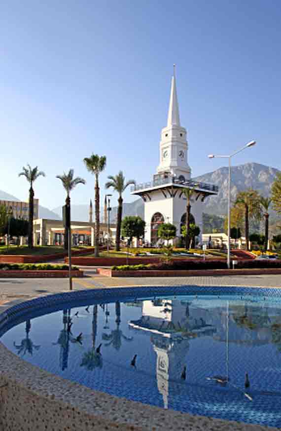 Uhrenturm in Kemer, Türkische Riviera, Türkei ( Urlaub, Reisen, Lastminute-Reisen, Pauschalreisen )