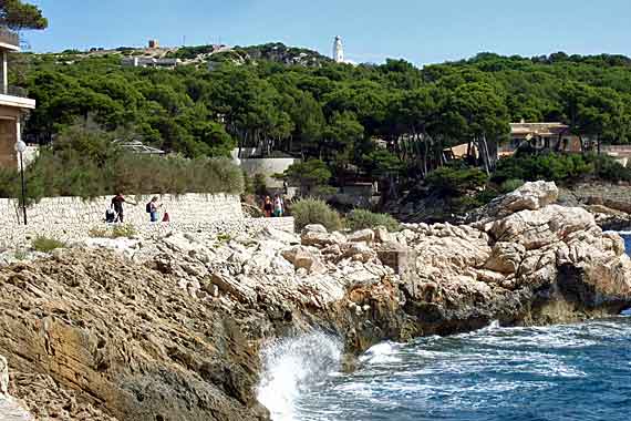 Promenade in Cala Ratjada, Mallorca, Spanien ( Urlaub, Reisen, Lastminute-Reisen, Pauschalreisen )