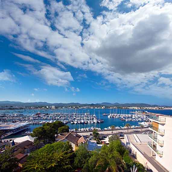 Spanien, Balearen, Ibiza - Hafen San Antonio Abad Sant Antoni de Portmany ( Urlaub, Reisen, Lastminute-Reisen, Pauschalreisen )