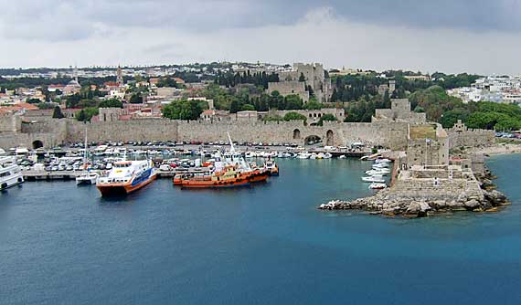 Griechische Insel Rhodos - Stadt Rhodos: Stadtmauer mit Grossmeisterpalast im Hintergrund ( Urlaub, Reisen, Lastminute-Reisen, Pauschalreisen )