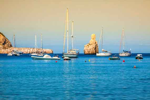 Spanien, Balearen, Ibiza - Cala Benirras beach in San Joan ( Urlaub, Reisen, Lastminute-Reisen, Pauschalreisen )