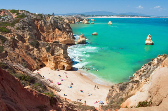 Porugal, Algarve - sonniger Strand zwischen den Sandsteinfelsen von Ponta da Piedade bei Lagos ( Urlaub, Reisen, Lastminute-Reisen, Pauschalreisen )