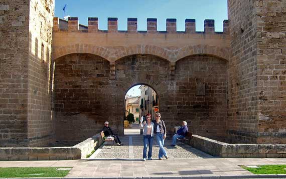 Stadtmauer von Alcudia, Mallorca ( Urlaub, Reisen, Lastminute-Reisen, Pauschalreisen )
