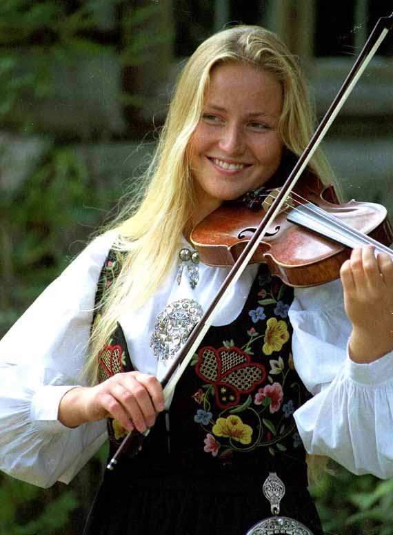 Mädchen in Maihaugen (kulturhistorisches Museum mit Freilichtmuseum), Lillehammer ( Urlaub, Reisen, Lastminute-Reisen, Pauschalreisen )