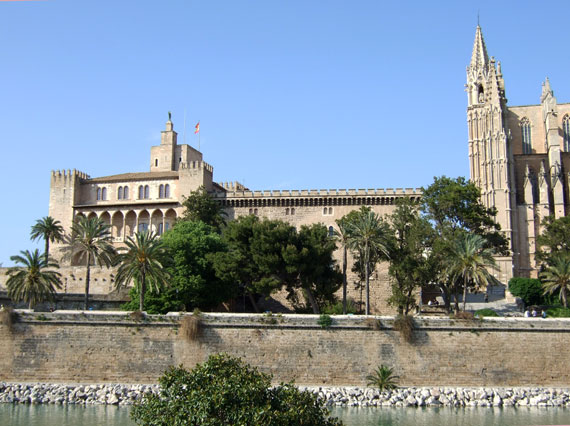 Almudaina Palast (Königspalast) in Palma, Mallorca, Spanien ( Urlaub, Reisen, Pauschalreisen, Last Minute Reisen )