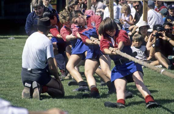 Schottland - Seilziehen bei den Highland-Games ( Urlaub, Reisen, Lastminute-Reisen, Pauschalreisen )