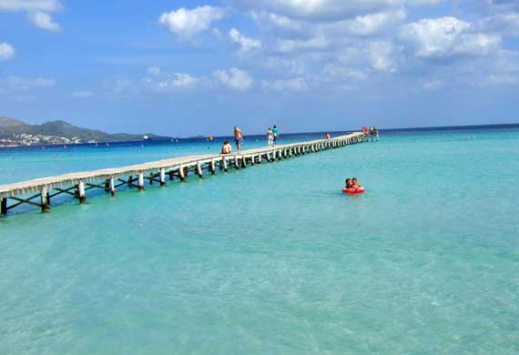 Strand in der Bucht von Alcudia, Mallorca ( Urlaub, Reisen, Lastminute-Reisen, Pauschalreisen )