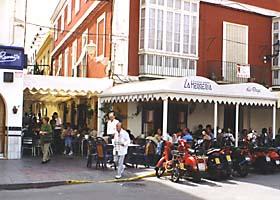 Straßencafe in El Puerto de Santa Maria, Spanien ( Urlaub, Reisen, Lastminute-Reisen, Pauschalreisen )