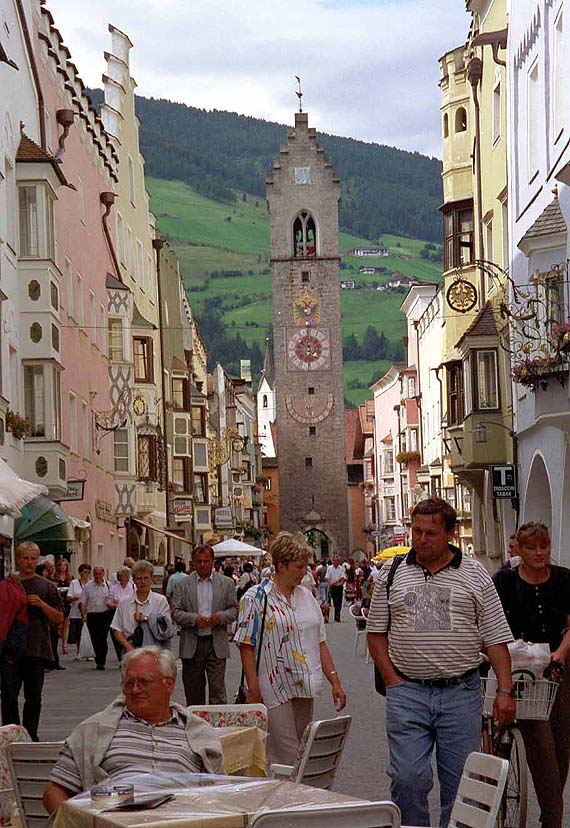 Zwölferturm am Ende der Fußgängerzone Sterzing – Trentino-Südtirol, Italien