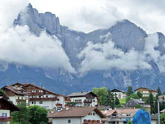 Blick auf Kastelruth - Trentino-Südtirol, Italien (Urlaub, Reisen, Last-Minute-Reisen, Pauschalreisen)