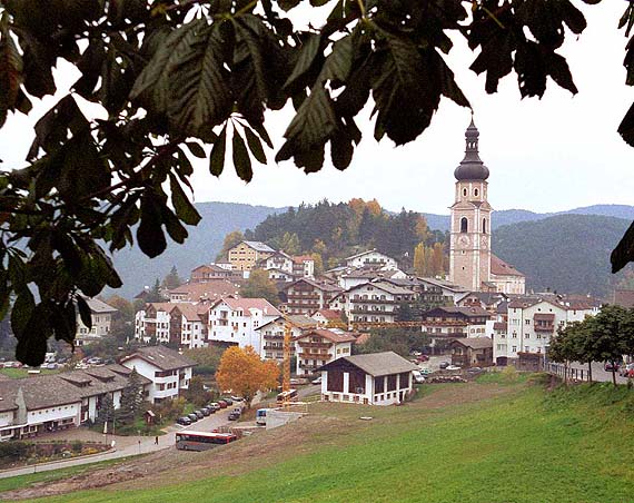 Blick auf Kastelruth - Trentino-Südtirol, Italien (Urlaub, Reisen, Last-Minute-Reisen, Pauschalreisen)