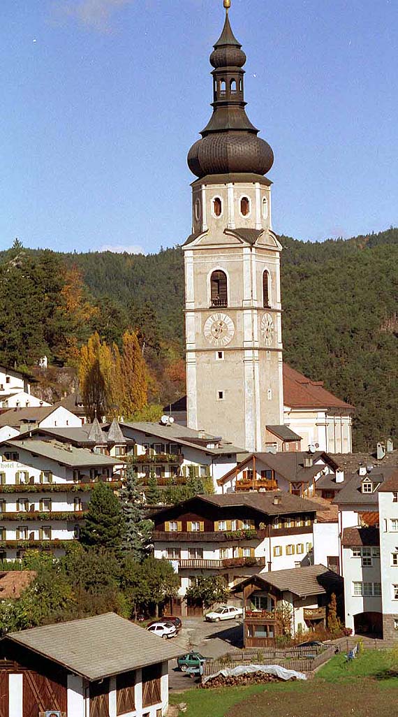 Pfarrkirche Peter und Paul in Kastelruth - Trentino-Südtirol, Italien (Urlaub, Reisen, Last-Minute-Reisen, Pauschalreisen)