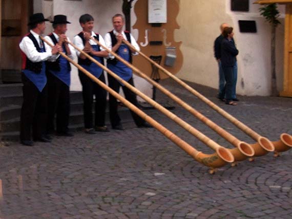 Alphornbläser in Kastelruth - Trentino-Südtirol, Italien (Urlaub, Reisen, Last-Minute-Reisen, Pauschalreisen)