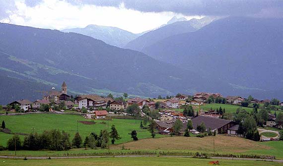 Blick ins Eisacktal, Südtirol, Italien (Urlaub, Reisen, Last-Minute-Reisen, Pauschalreisen)
