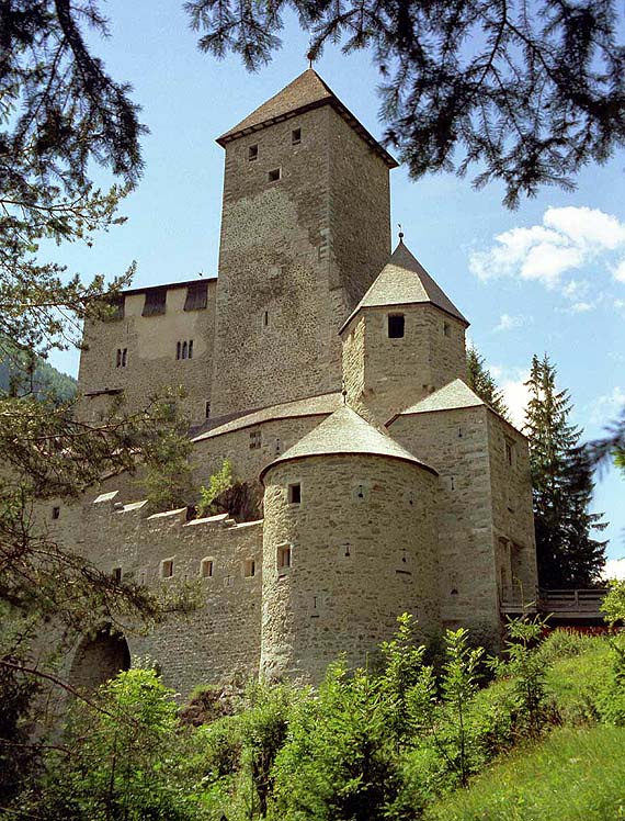  Burg Taufers etwas nordöstlich von Sand in Taufers in Südtirol in Italien