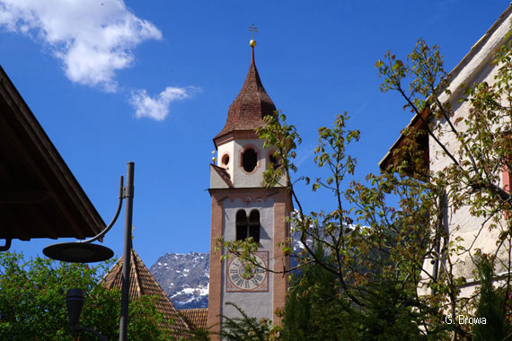 Pfarrkirche zum Hl. Johannes in Dorf Tirol bei Meran - Suedtirol, Italien, Wandern, Hotel