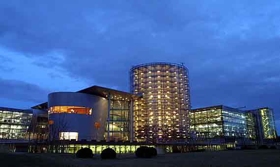 Gläserne Manufaktur der Volkswagen AG, Dresden, Sachsen, Deutschland
