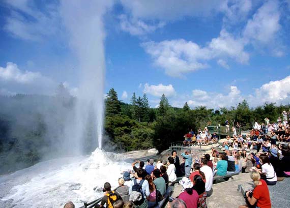 Neuseeland, Geyser im Wai-O-Tapu Thermal Wonderland ( Urlaub, Reisen, Lastminute-Reisen, Pauschalreisen )