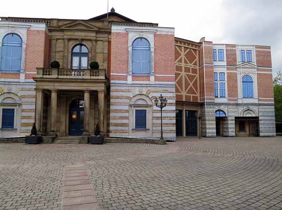 Bayreuth, Grüner Hügel – Festspielhaus zum 200. Geburtstag Wagners eingerüstet