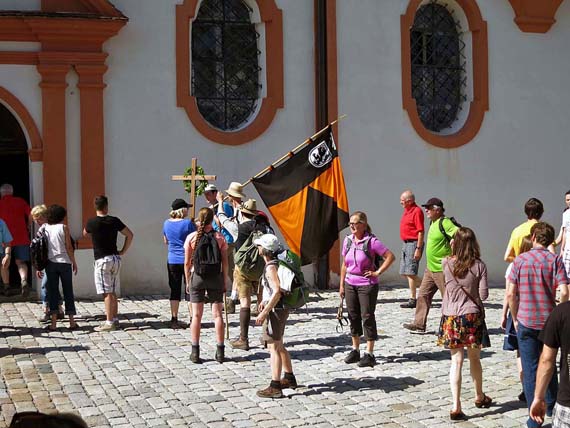 Oberbayern, Kloster Andechs - Wallfahrer sind am Ziel (Urlaub, Reisen, Last-Minute-Reisen, Pauschalreisen)