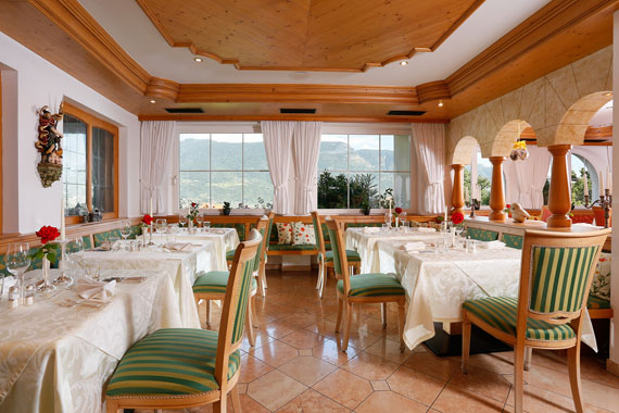 Landhaus Hotel Kristall – Marling bei Meran, Südtirol, Italien ( Urlaub, Reisen, Ferien, Wandern )