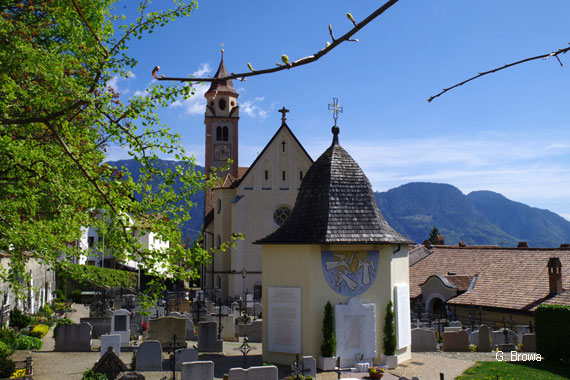 Pfarrkirche zum Hl. Johannes in Dorf Tirol bei Meran - Suedtirol, Italien, Wandern, Hotel