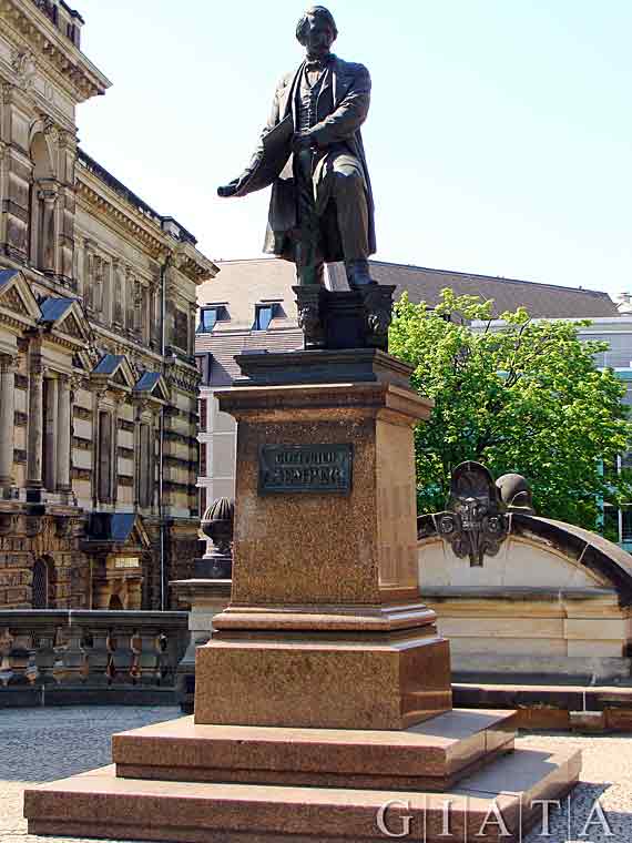 Semperdenkmal in Dresden, Sachsen, Deutschland (Urlaub, Reisen, Last-Minute-Reisen)