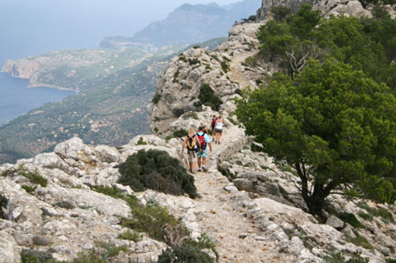 Mallorca, Wanderer mit fantastischem Blick auf Deia und Soller ( Urlaub, Reisen, Lastminute-Reisen, Pauschalreisen )