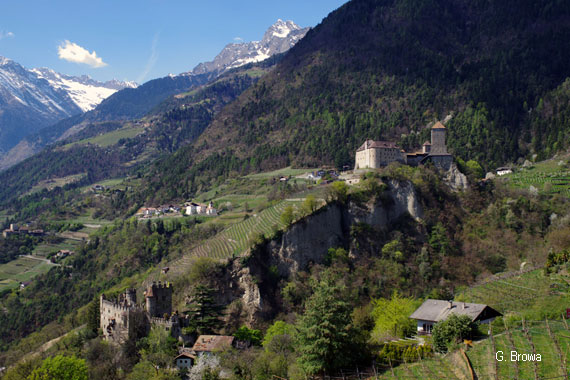 Schloss Tirol und Brunnenburg in Dorf Tirol bei Meran - Suedtirol, Italien, Wandern, Hotel