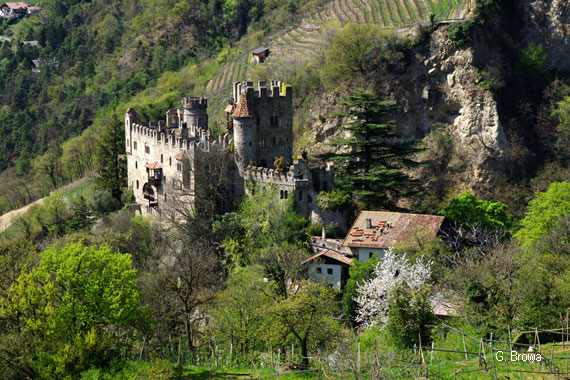 Brunnenburg in Dorf Tirol bei Meran - Suedtirol, Italien, Wandern, Hotel