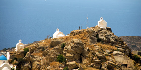 Griechenland, Griechische Insel Ios (Kykladen Inseln) - Kirchen am Berg ( Urlaub, Reisen, Lastminute-Reisen, Pauschalreisen )