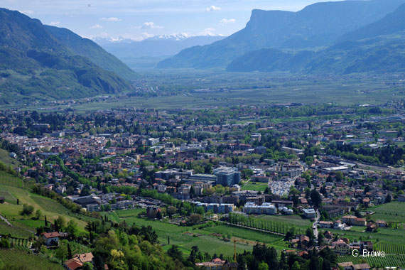 Blick auf Meran von Dorf Tirol aus - Suedtirol, Italien, Wandern, Hotel