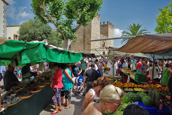 Markt in Alcudia, Mallorca, Balearen, Spanien ( Urlaub, Reisen, Lastminute-Reisen, Pauschalreisen )