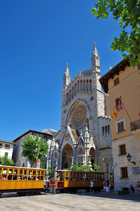 Mallorca, Soller, Kirche Sant Bartomeu mit Strassenbahn ( Urlaub, Reisen, Lastminute-Reisen, Pauschalreisen )